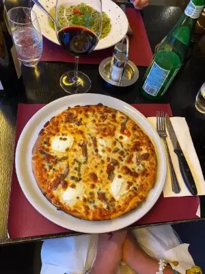 Eine köstliche Pizza auf einem Teller, frisch serviert und bereit zum Genießen.